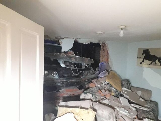 456090680_CarCrashesintohouseLeominster.thumb.jpeg.c1b7ea0c5fbd6d69447e1590be5e40ba.jpeg