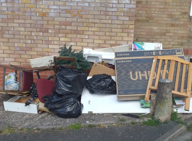 Fly_tipped_waste.thumb.jpg.12e85046024fef2397f4e46c6c542dd5.jpg
