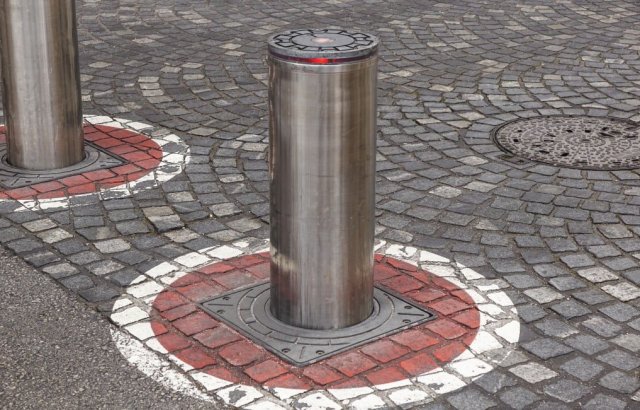 bollards.thumb.jpg.c55a11feb29a9f2b9f53144da1e9202b.jpg